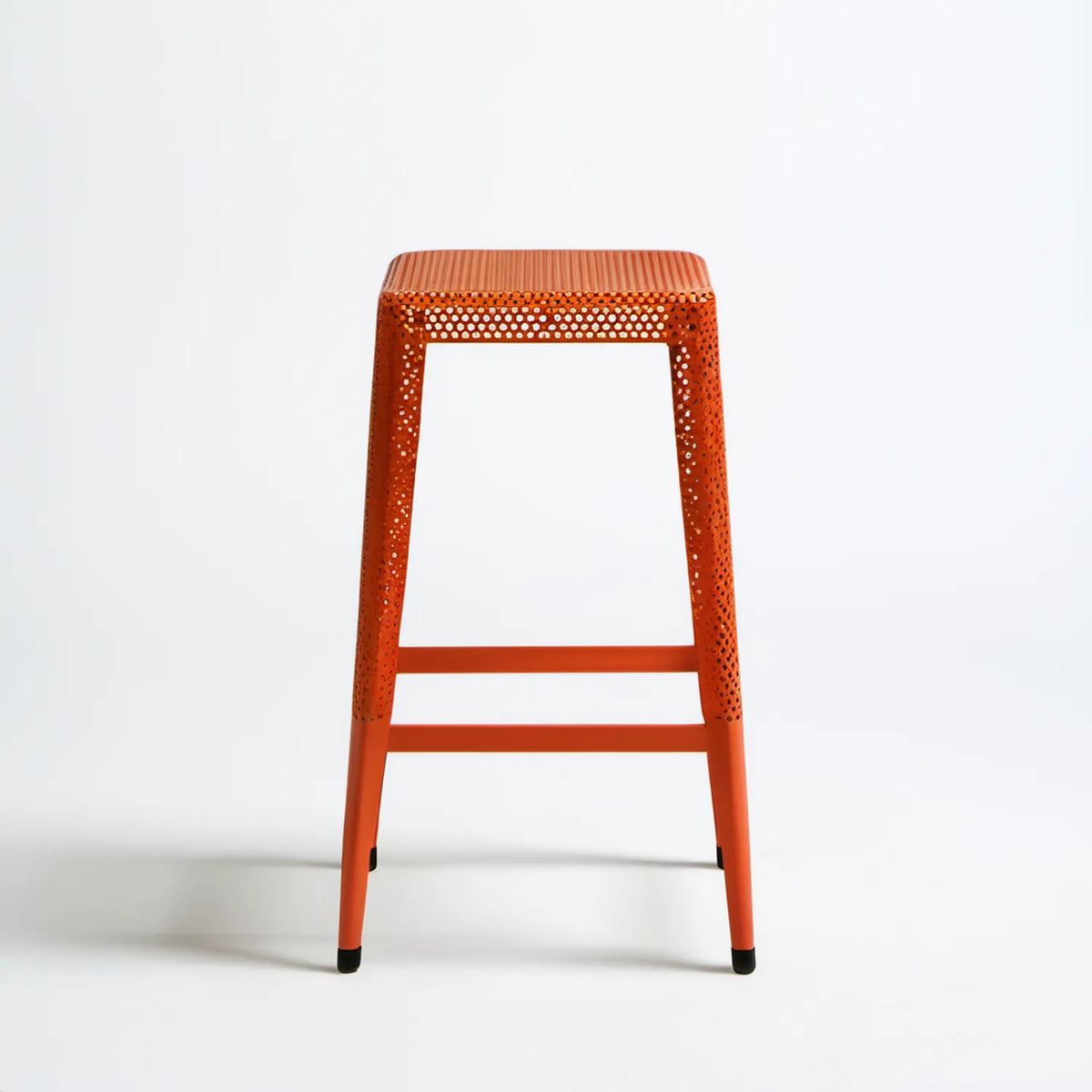 Pomarańczowy hoker stalowy 43 x 43 x 76 cm z perforowanym siedziskiem