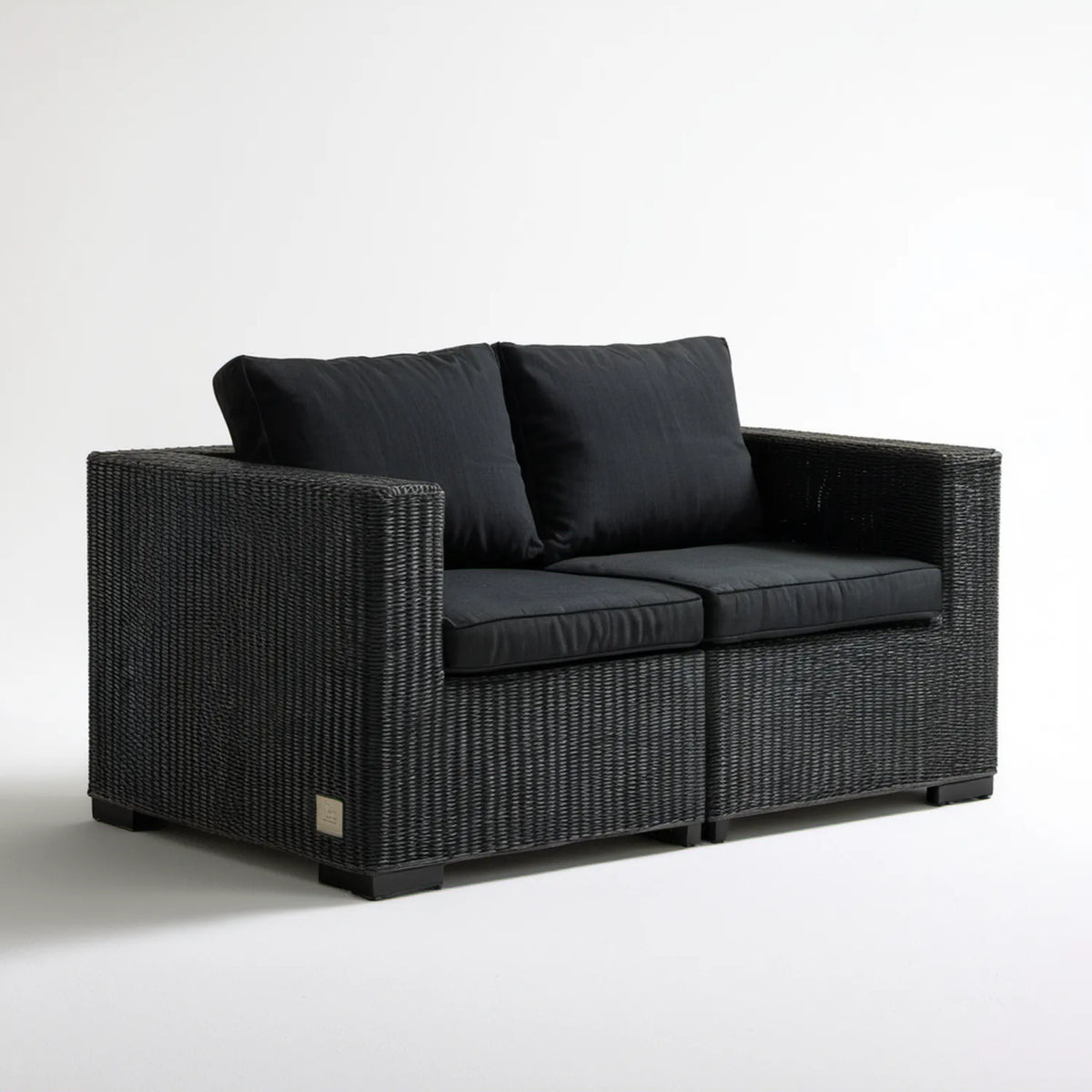 Czarna sofa ogrodowa dwuosobowa z technorattanu PE i stali, 130 x 75 x 70 cm